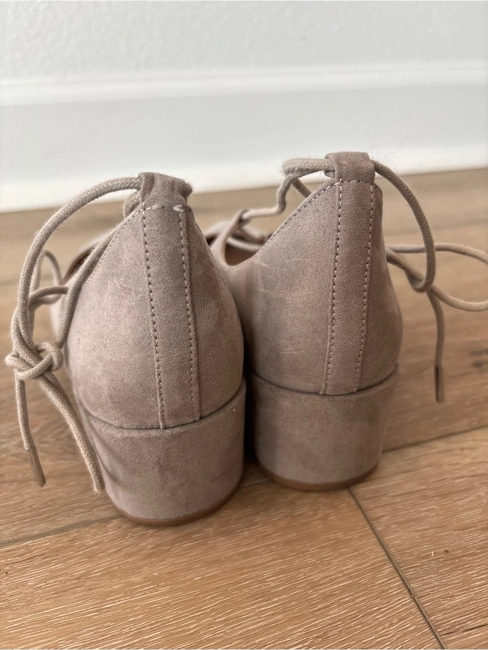 Charles David Lace-Up Pointed Toe Chunky Heel in Taupe Size 7